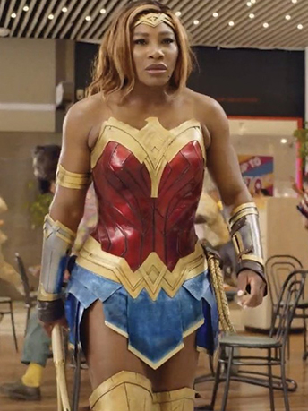 Femme costumée en Wonder Woman, vêtue d'un short bleue, un corset rouge bordé d'or et un diadème or.